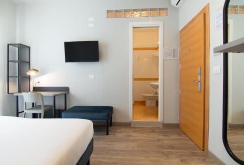 Double Room with Balcony image 7