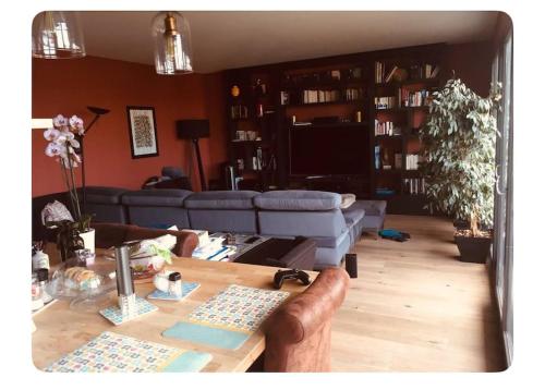 Home in Paris in เซฟร์