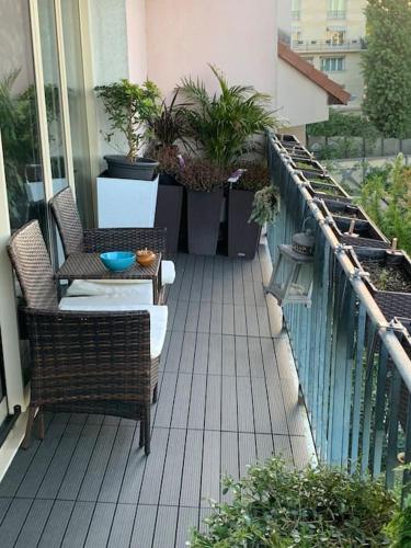 Home in Paris in เซฟร์