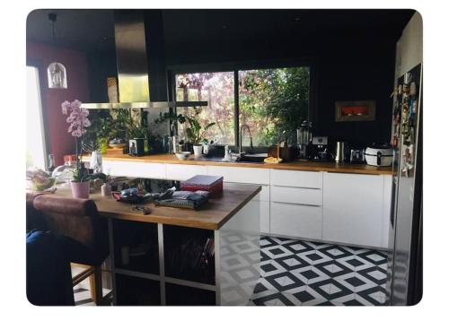 Home in Paris in เซฟร์