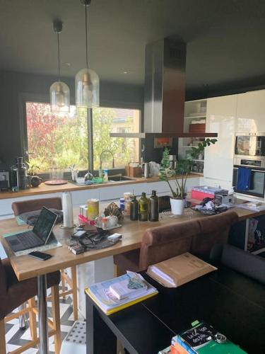 Home in Paris in เซฟร์