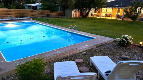 Waterside Retreat-Poolside Oasis Hot Tub and More in Pueblo, USA