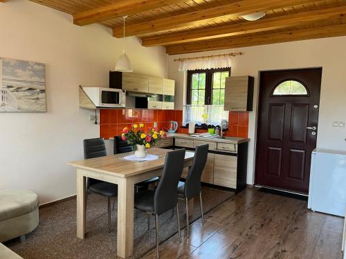 2 bedrooms, 4 beds