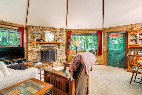 The Round House - Treetop North Carolina Cabin! in Hendersonville, USA