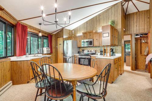 The Round House - Treetop North Carolina Cabin! in Hendersonville, USA