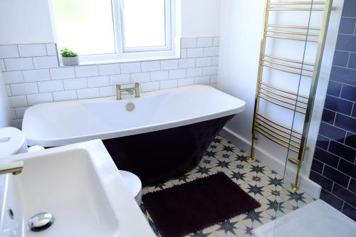 The Wave Cottage - 3 Bedroom with off road Parking for 3 Cars or Vans & EV point in 奧爾蒙茲伯