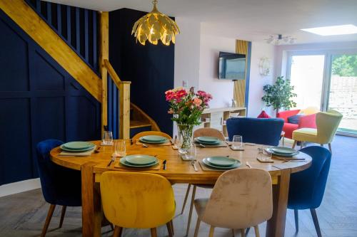 The Wave Cottage - 3 Bedroom with off road Parking for 3 Cars or Vans & EV point in Almondsbury