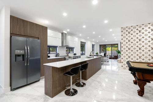 Fox Grand Residence- 6bd, 2 Pools & Pool Table in Fort Lauderdale, USA