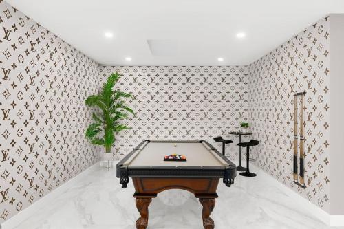 Fox Grand Residence- 6bd, 2 Pools & Pool Table in Fort Lauderdale, USA