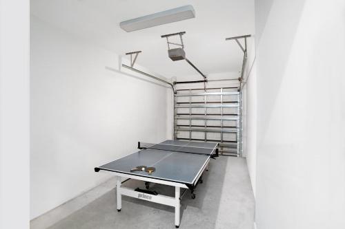 Fox Grand Residence- 6bd, 2 Pools & Pool Table in Fort Lauderdale, USA
