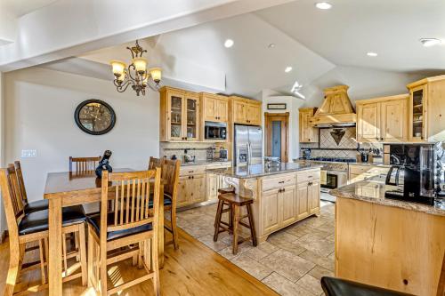 Mountain Ridge Haven in Lake Arrowhead, USA