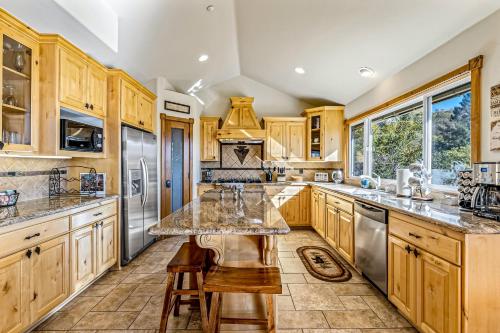 Mountain Ridge Haven in Lake Arrowhead, USA