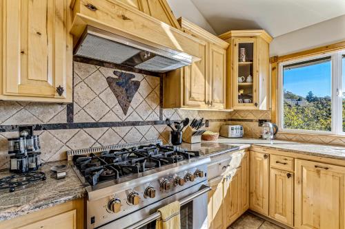Mountain Ridge Haven in Lake Arrowhead, USA