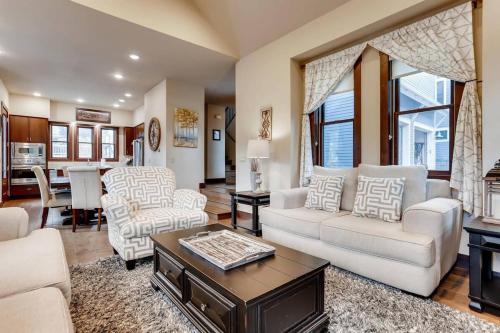 Lovely 4BR Home off Main St-5 min walk to Gondola in Breckenridge, USA
