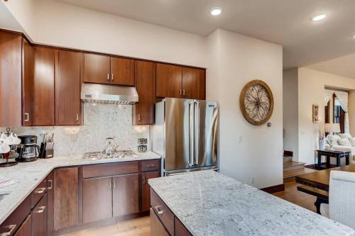 Lovely 4BR Home off Main St-5 min walk to Gondola in Breckenridge, USA