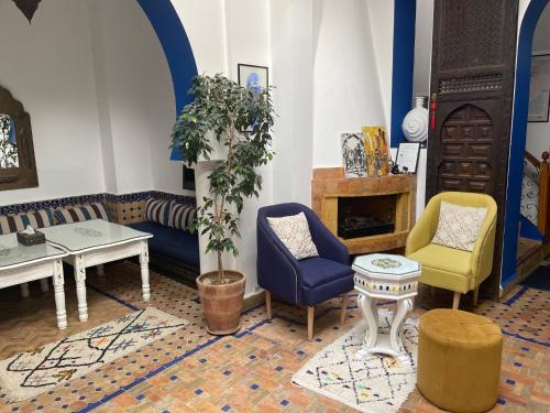 Riad Aicha, Asila
