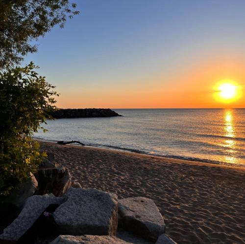 Beach Lake Michigan King Bed Pet Friendly in เคโนชา (WI)