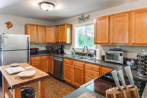 Riverfront Cottage Near Rock Island State Park in McMinnville (TN)