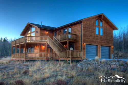 Remote Cabin Getaway Wraparound Deck Fast Wifi in Fairplay, USA