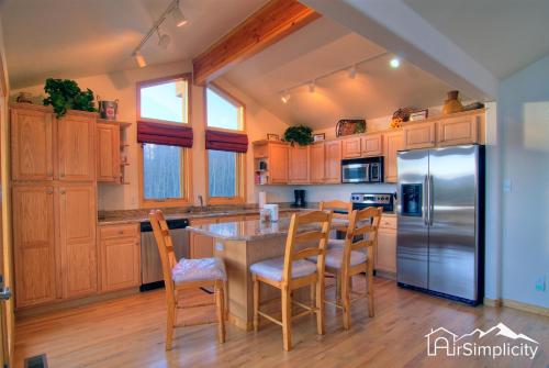 Remote Cabin Getaway Wraparound Deck Fast Wifi in Fairplay, USA