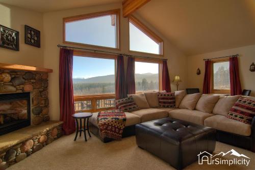 Remote Cabin Getaway Wraparound Deck Fast Wifi in Fairplay, USA