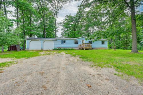 . Walk to Coldwater Lake Peaceful Weidman Retreat