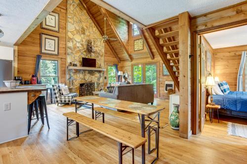 Suches Creekside Cottage with Deck and BBQ Grill! in Suches, USA