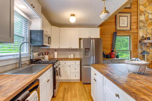 Suches Creekside Cottage with Deck and BBQ Grill! in Suches, USA
