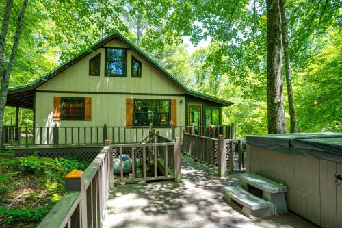 Remote Cooper Creek Trout House with Hot Tub in Suches, USA