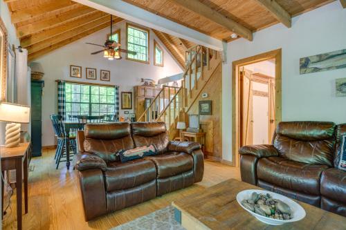 Remote Cooper Creek Trout House with Hot Tub in Suches, USA