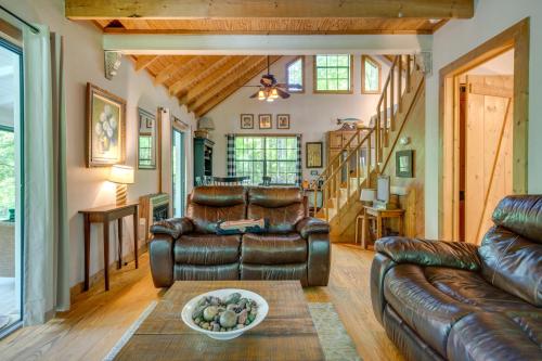 Remote Cooper Creek Trout House with Hot Tub in Suches, USA