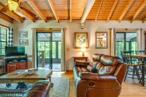 Remote Cooper Creek Trout House with Hot Tub in Suches, USA