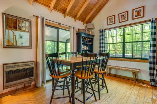 Remote Cooper Creek Trout House with Hot Tub in Suches, USA