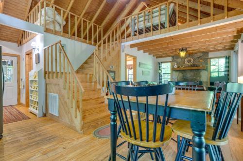 Remote Cooper Creek Trout House with Hot Tub in Suches, USA