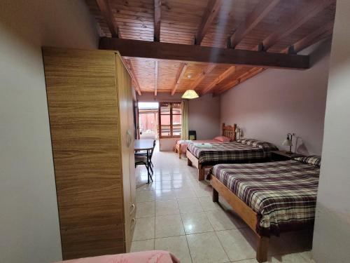 2 twin beds, 1 bunk bed