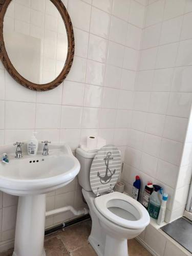 One Bed Comfort Studio Apartment - Tap to explore photos