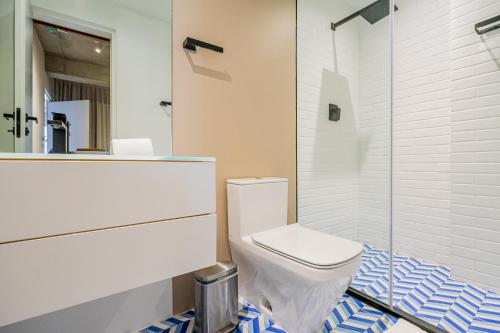 Two-Bedroom Deluxe Apartment with Balcony image 10