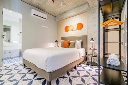 Two-Bedroom Deluxe Apartment with Balcony image 9