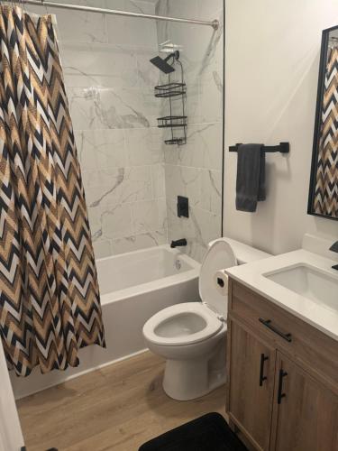 ห้องน้ำ, Spacious 4-Bedroom Retreat in Kankakee, IL in คังกาคี