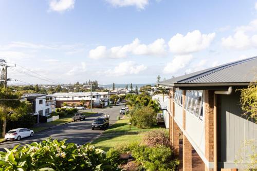 Moffat Beach Retreat Dog-friendly & Ocean Views - image 5