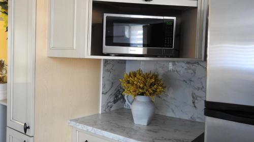Kitchen, Feels like a Home ,Away from Home ! in Ahuntsic-Cartierville