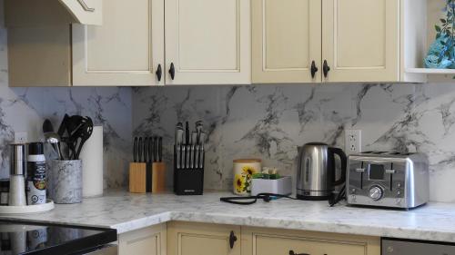 Kitchen, Feels like a Home ,Away from Home ! in Ahuntsic-Cartierville