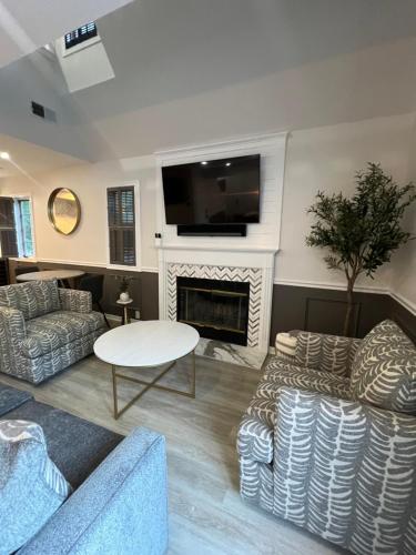 Newly Renovated Loft Villa at Norwich Spa with amenities, 3 minutes to Mohegan thumb 4