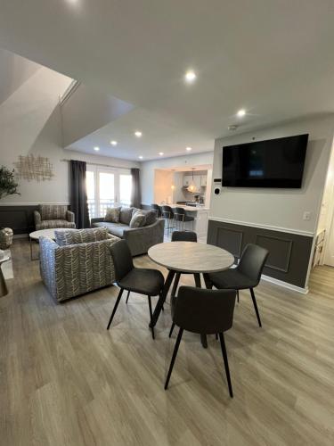 Newly Renovated Loft Villa at Norwich Spa with amenities, 3 minutes to Mohegan in Norwich, USA