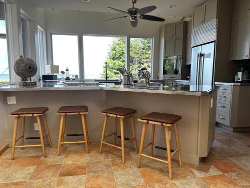 Stunning Beachfront Retreat, Sleeps 12 in Cheboygan, USA