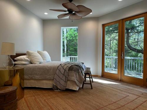 Stunning Beachfront Retreat, Sleeps 12 in Cheboygan, USA