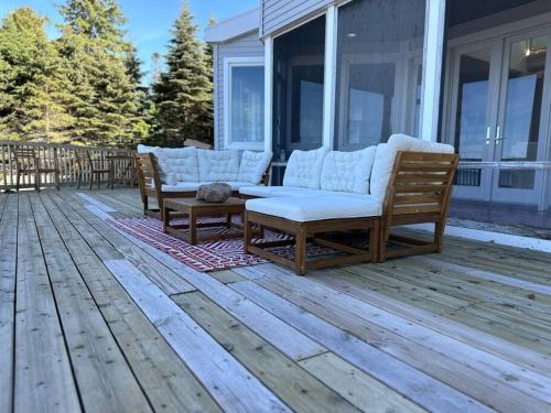 Stunning Beachfront Retreat, Sleeps 12 Stunning Beachfront Retreat, Sleeps 12