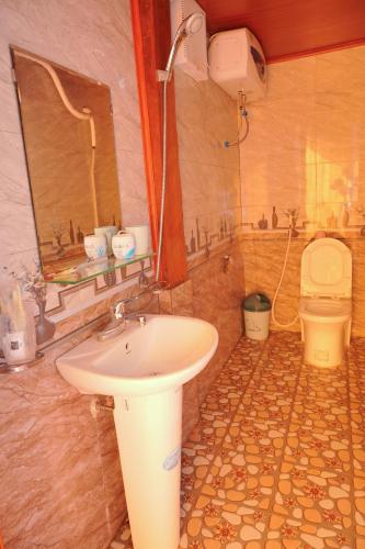 Quadruple Room with Private Bathroom image 3