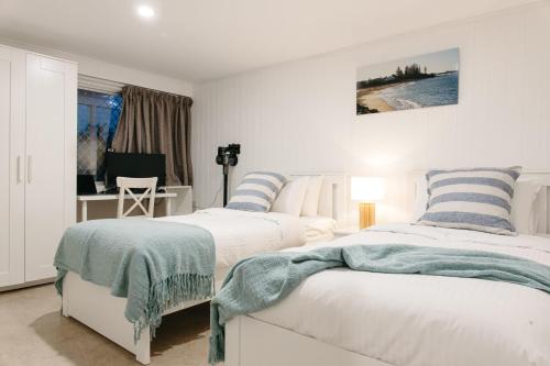 Moffat Beach Coastal Contemporary Unit B - image 3
