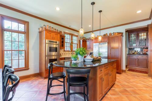 Luxury and Old World Charm in Historic Midtown near Brooks Museum of Art